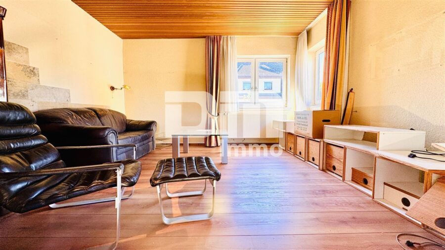 Gepflegtes Einfamilienhaus auf großem Grundstück mit Garage, Terrasse und Balkon - Wohn / Esszimmer offen / Kachelofen